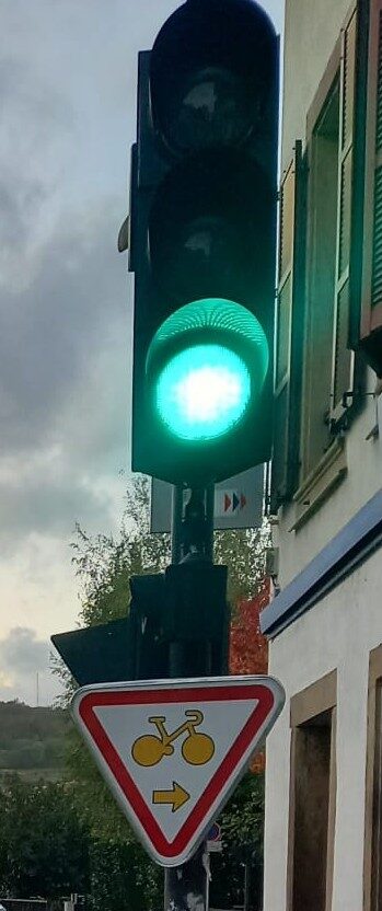 Panneau tournez à droite pour vélos à Molsheim