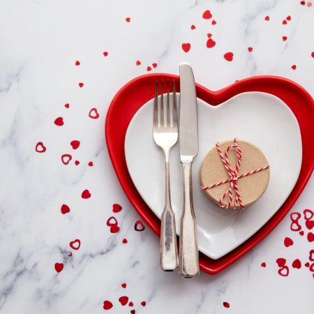coffret-cadeau-saint-valentin-assiettes-forme-coeur-confettis
